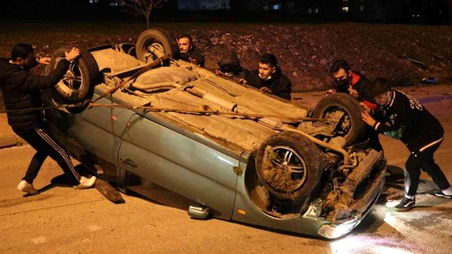 Edirne’de kaza yapan otomobil yolun ortasında ters döndü: 2 yaralı