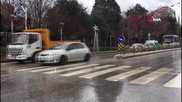 Edirne’de sağanak yağışa hazırlıksız yakalananlar sığınacak yer aradı