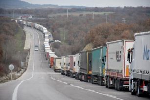 İHRAÇ YÜKÜ TAŞIRKEN GÜNLERCE SIRADA BEKLEYEN TIR ŞOFÖRLERİ, SORUNLARINA ÇÖZÜM İSTİYOR