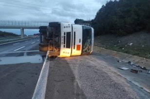 Otoyolda faciadan dönüldü: Tüp dolu kamyon devrildi