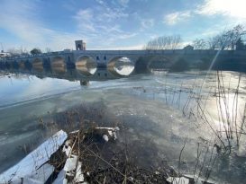 Edirne’de nehirle birlikte çöpler de buz tuttu