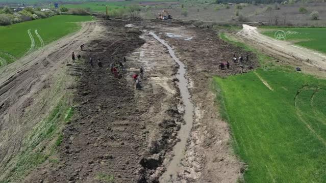 Asfalt şantiyesinden tarlalara akan zifti temizleme çalışması yarın tamamlanacak