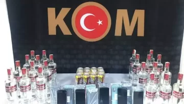 Edirne’de gümrük kaçağı 34 şişe içki ve 50 cep telefonu yakalandı