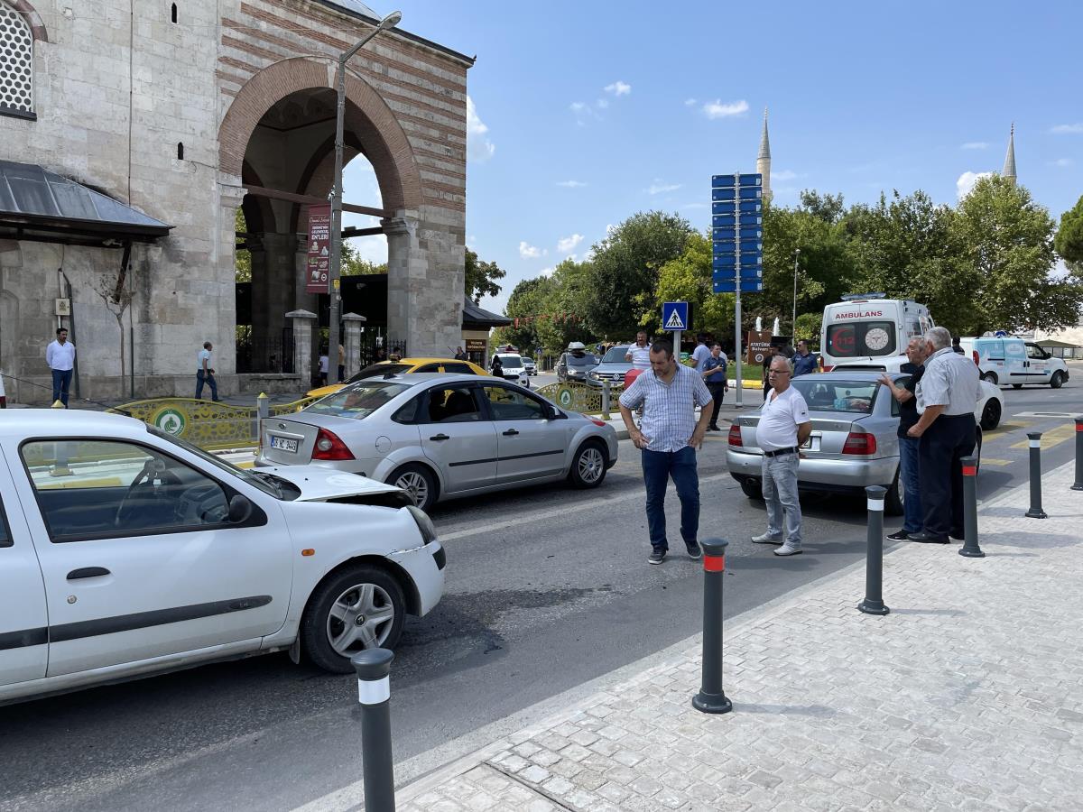 Edirne’de otomobilin çarptığı motosikletli kurye yaralandı