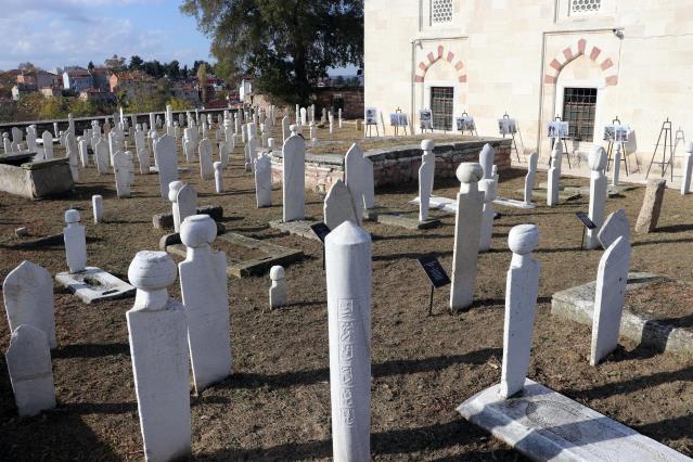 Edirne’deki tarihi Muradiye Camisi’nin haziresindeki mezar taşları onarıldı