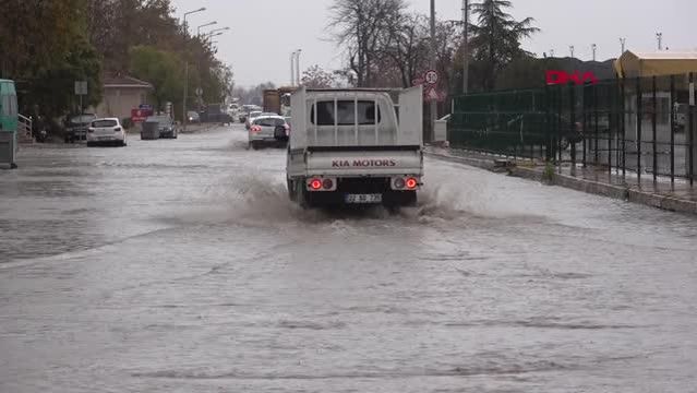 SU BASAN CADDE TRAFİĞE KAPATILDI