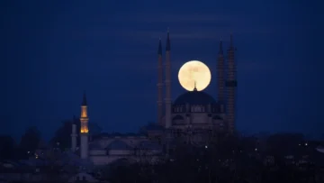 Selimiye Camii ile dolunay manzarası mest etti