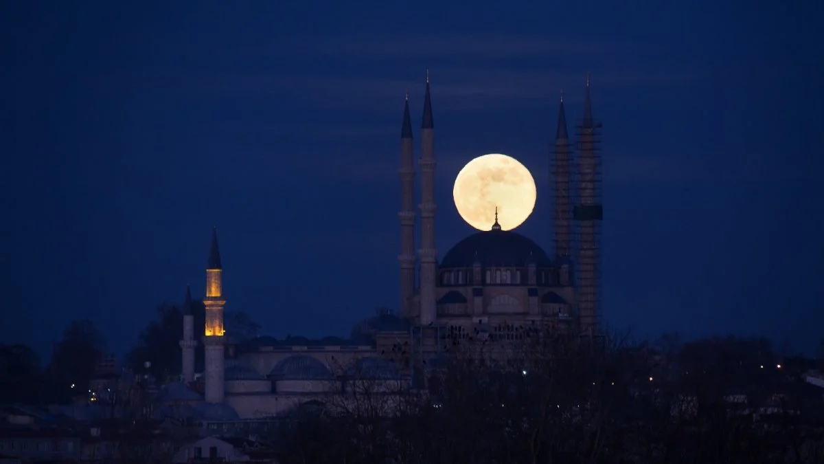 Selimiye Camii ile dolunay manzarası mest etti