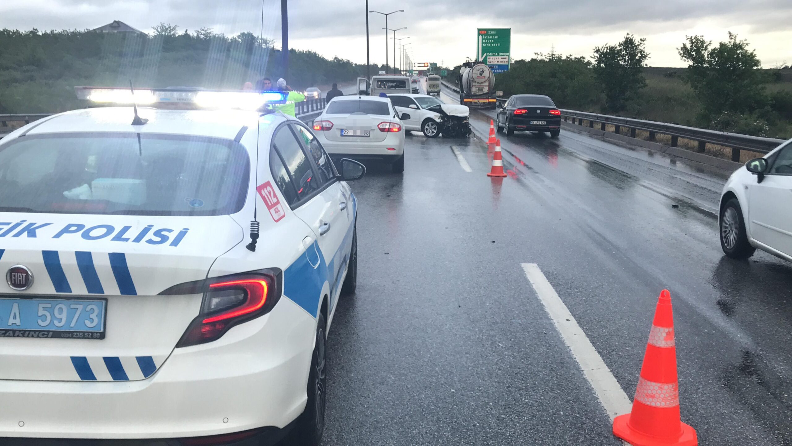 Edirne’de Otomobilin Bariyerlere Çarptığı Kazada Sürücü Yaralandı