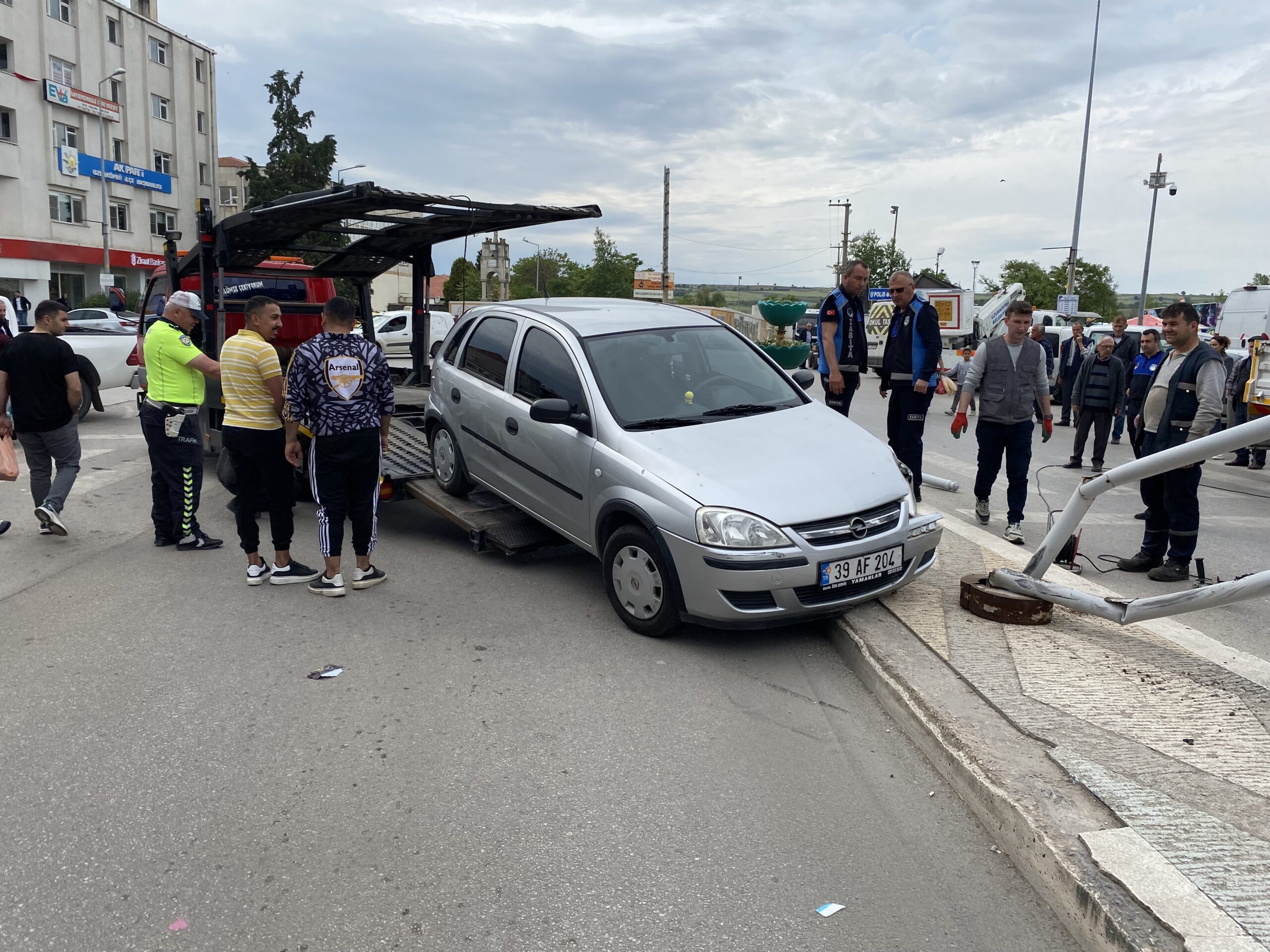 Edirne Uzunköprü’de Araç Refüje Çıktı: Aydınlatma Direği Devrildi