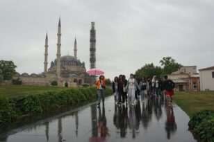 Edirne’de Aniden Bastıran Sağanak Yağış Trafiği Etkiledi: Hazırlıklı Olanlar Şemsiyelerini Aldı, Hazırlıksızlar İş Yerlerine Sığındı