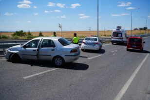 Edirne’de Otomobil Bariyerlere Çarptı, 2 Yaralı