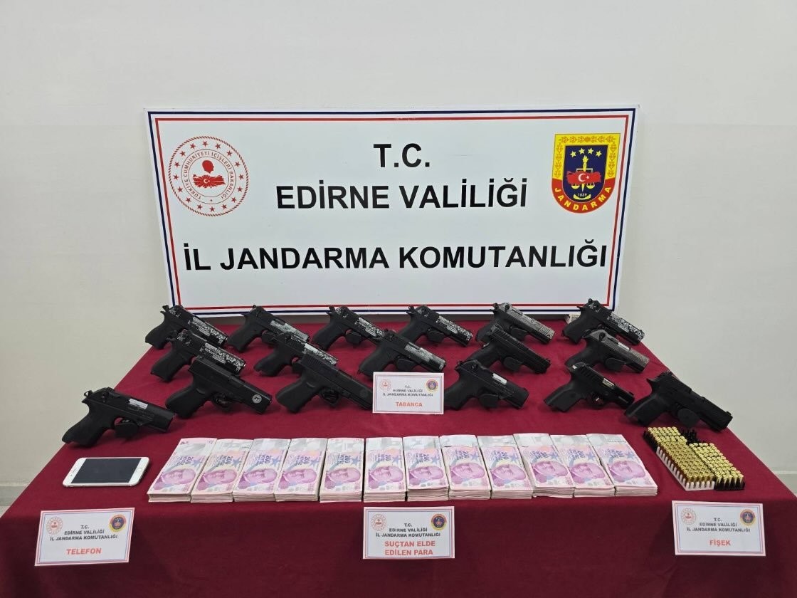 Edirne’nin İpsala İlçesinde Silah ve Para Operasyonu: Çok Sayıda Malzeme Ele Geçirildi